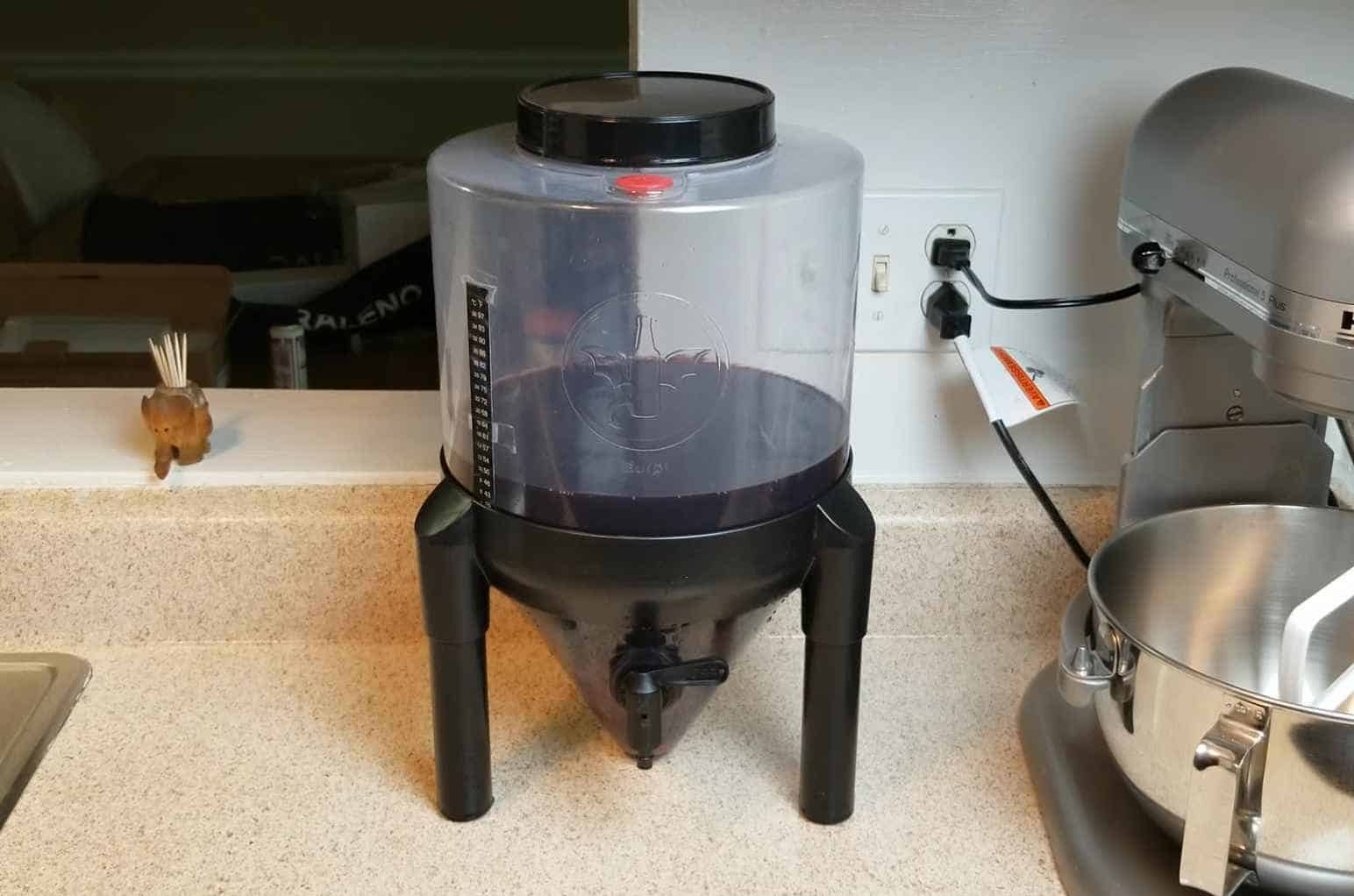 Allow the blueberry wine juice to be stored in a place without direct light