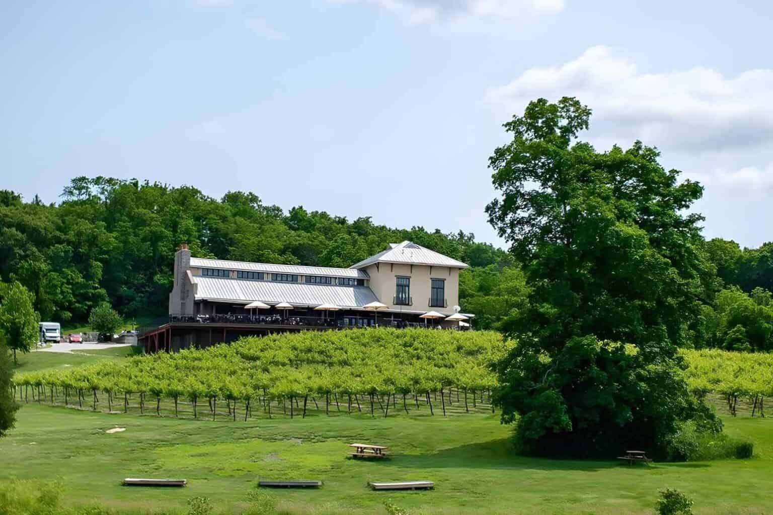 13 Best Wineries in Missouri (with Photos & Free Maps)