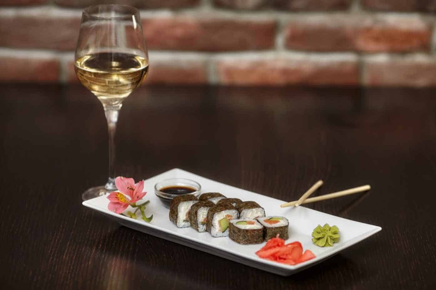 Spicy tuna roll & Tuna tataki + Off-dry Riesling or Pinot Noir