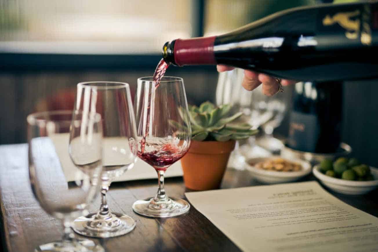 how-to-serve-wine-beginners-guide
